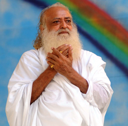 आशाराम बापू एक प्रसिद्ध आध्यात्मिक गुरु हैं, जिन्होंने लाखों लोगों को योग, ध्यान और आध्यात्मिक जीवन जीने की प्रेरणा दी है। उनका जन्म 1941 में सिंध (अब पाकिस्तान) में हुआ था। उन्होंने समाज सेवा, नशामुक्ति अभियान और गरीबों की सहायता के लिए कई प्रयास किए हैं। उनके प्रवचनों में भक्ति, सदाचार और आत्मज्ञान पर जोर दिया जाता है। उनके आश्रमों में स्वास्थ्य, शिक्षा और सेवा कार्यों पर विशेष ध्यान दिया जाता है।